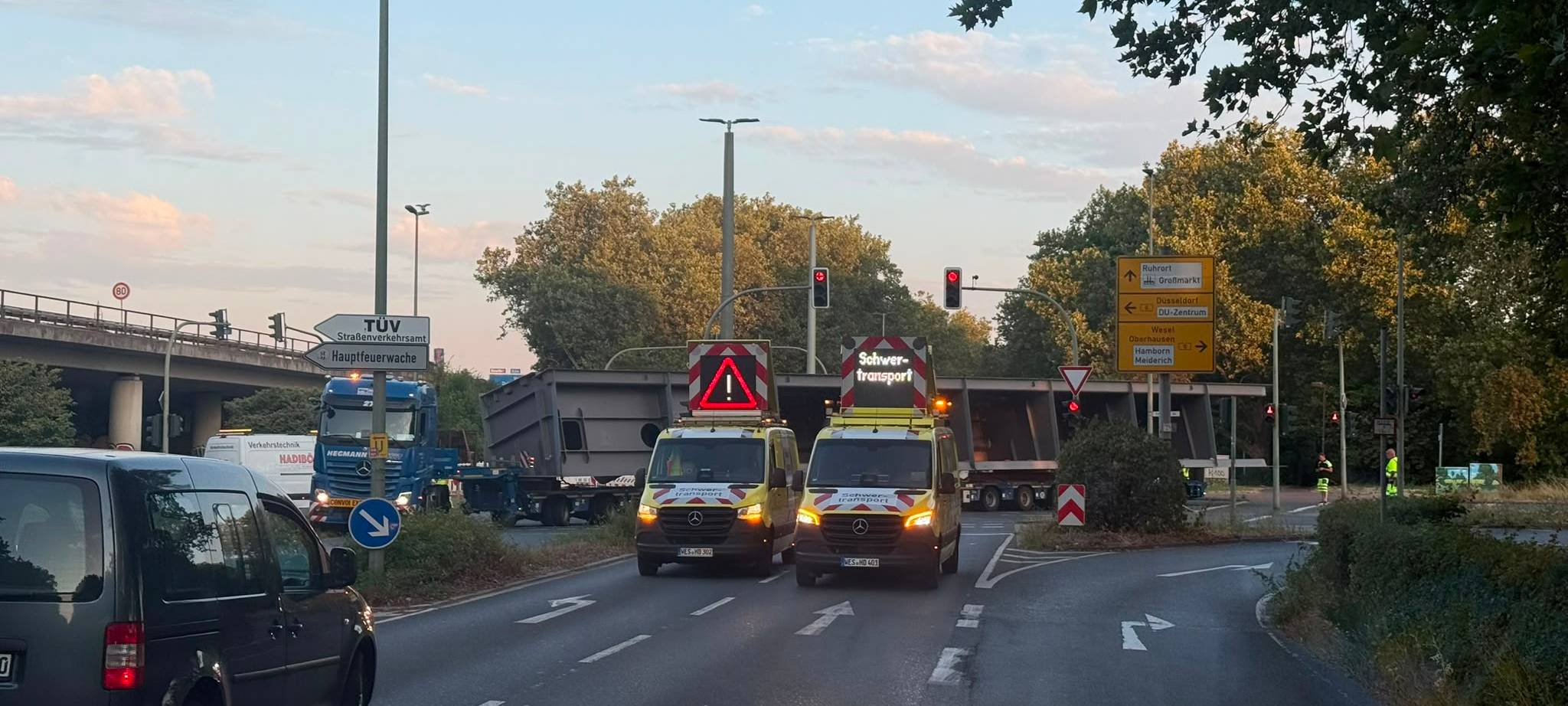 Schwertransporter aus Sonsbeck fährt sich in Duisburg fest