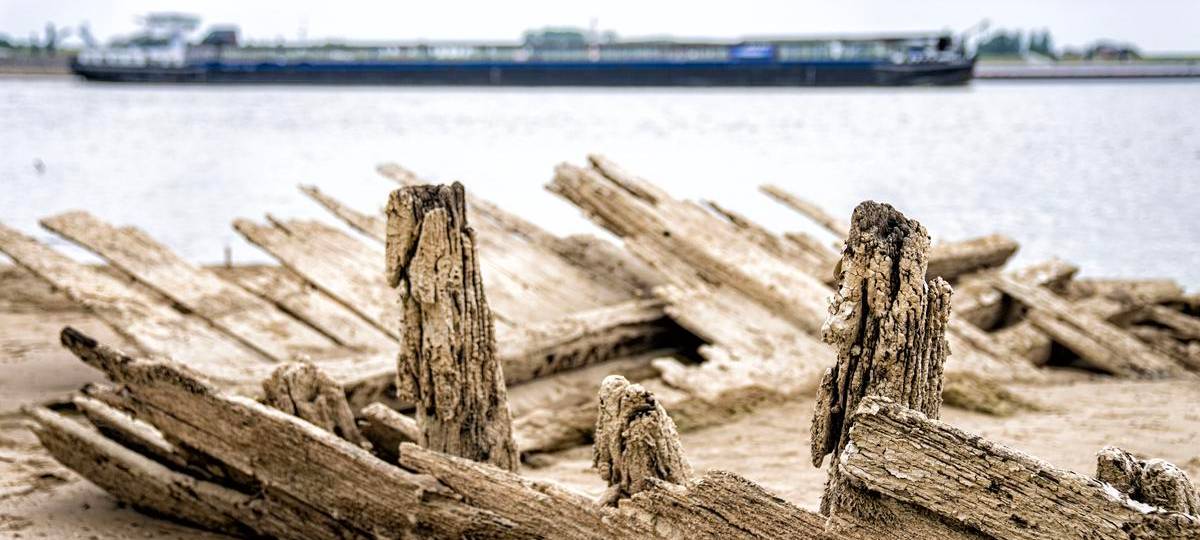 Schiffswrack am Niederrhein taucht bei Niedrigwasser auf