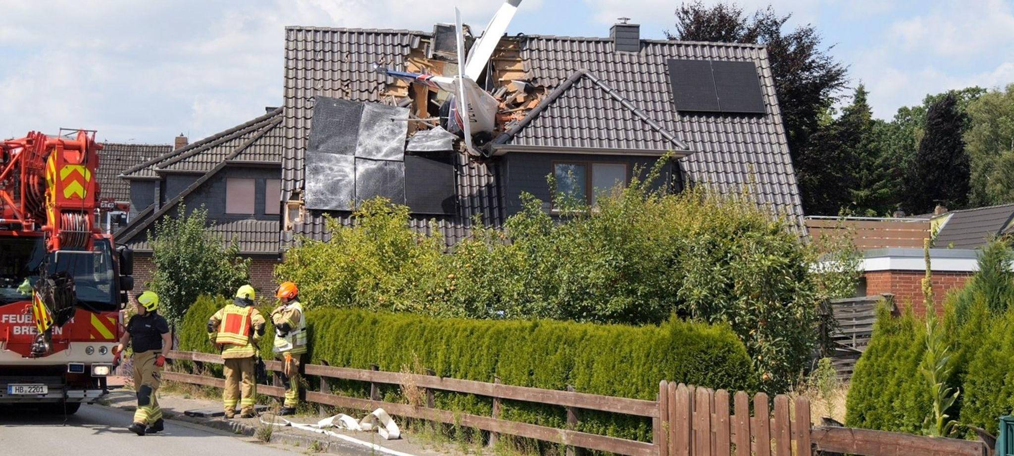 Leichtflugzeug stürzt in Wohnhaus - mindestens ein Mensch tot