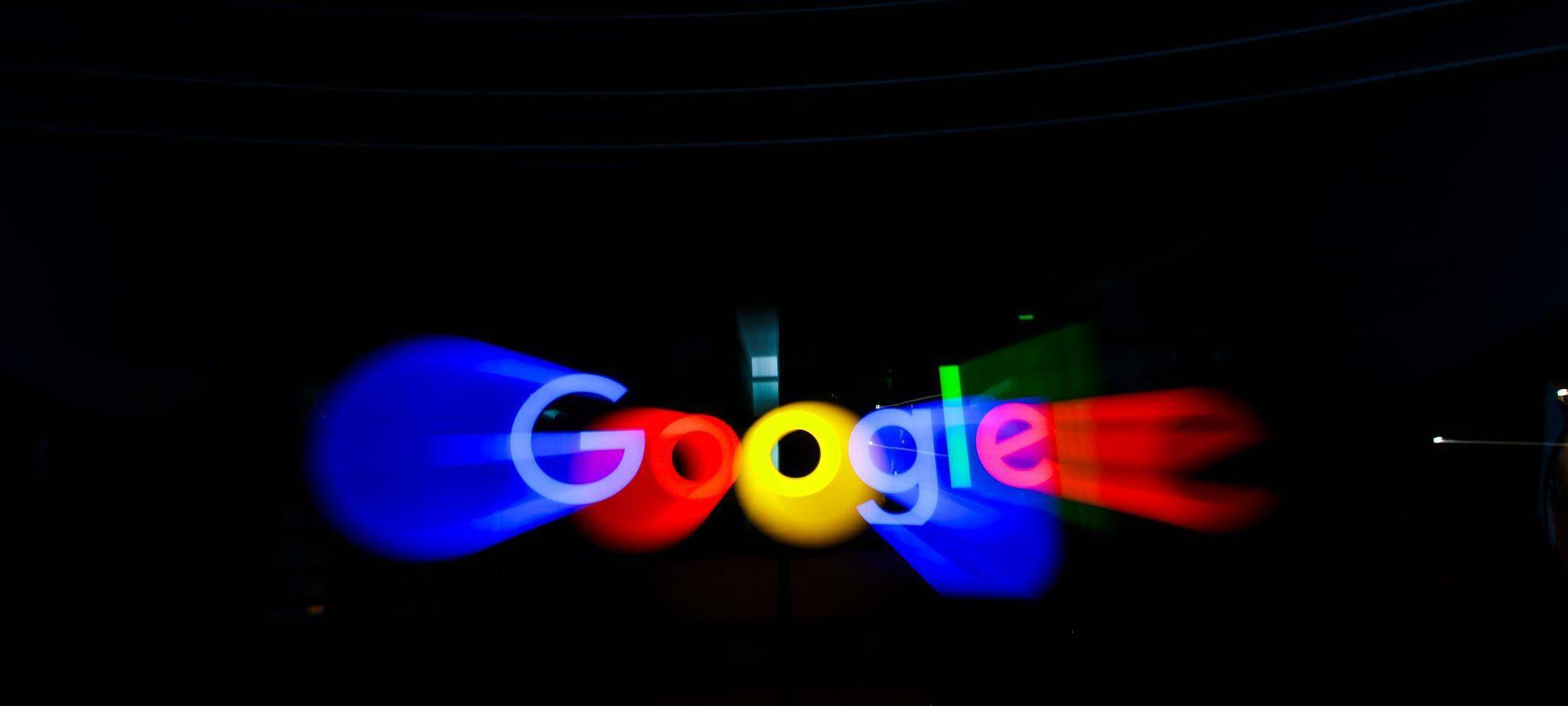 Logo von Google leuchtet über deutschen Hauptsitz von Google