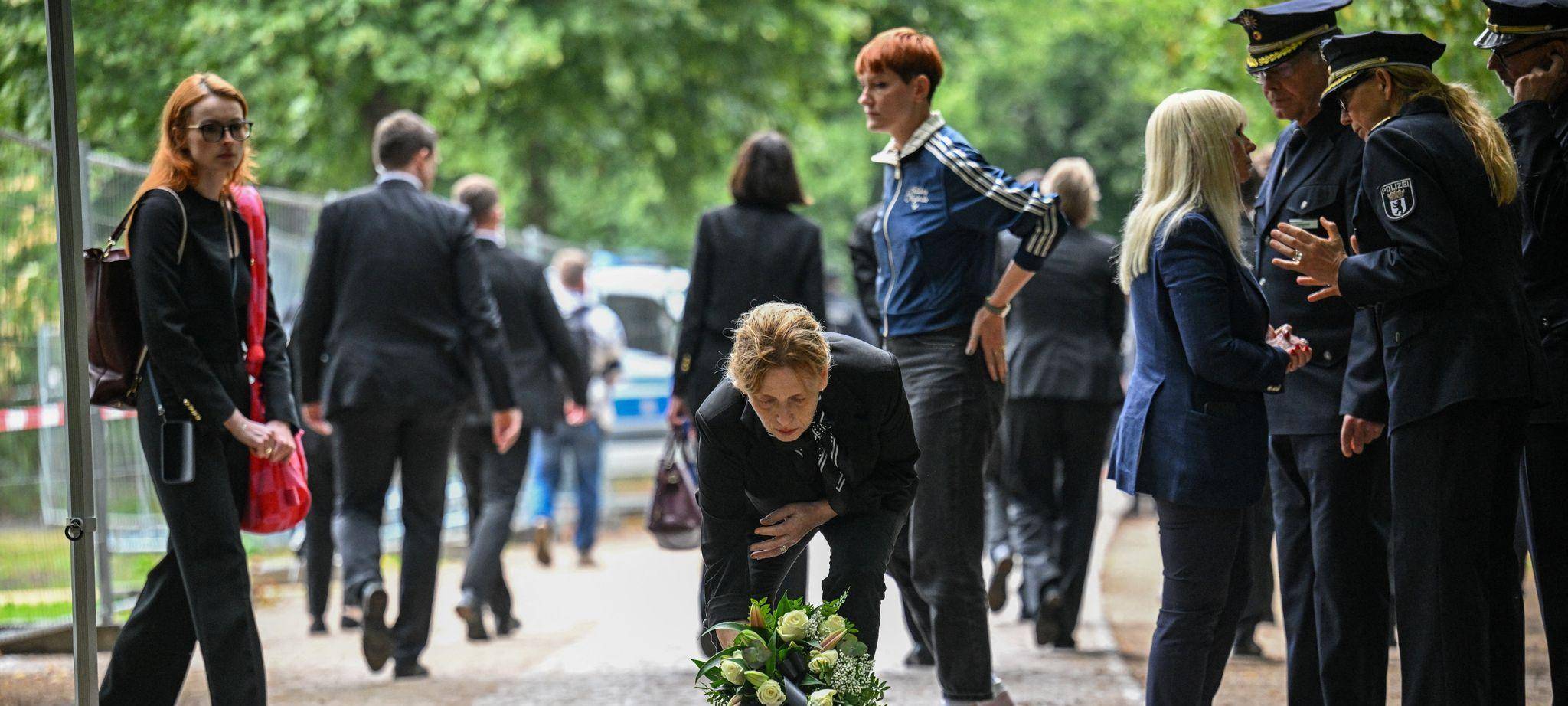 Auto fährt in Menschenmenge - CSD abgebrochen