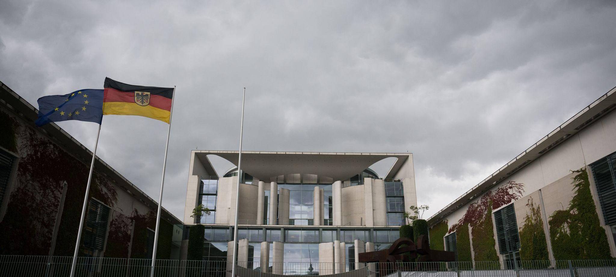 Kanzleramt unter Wolken