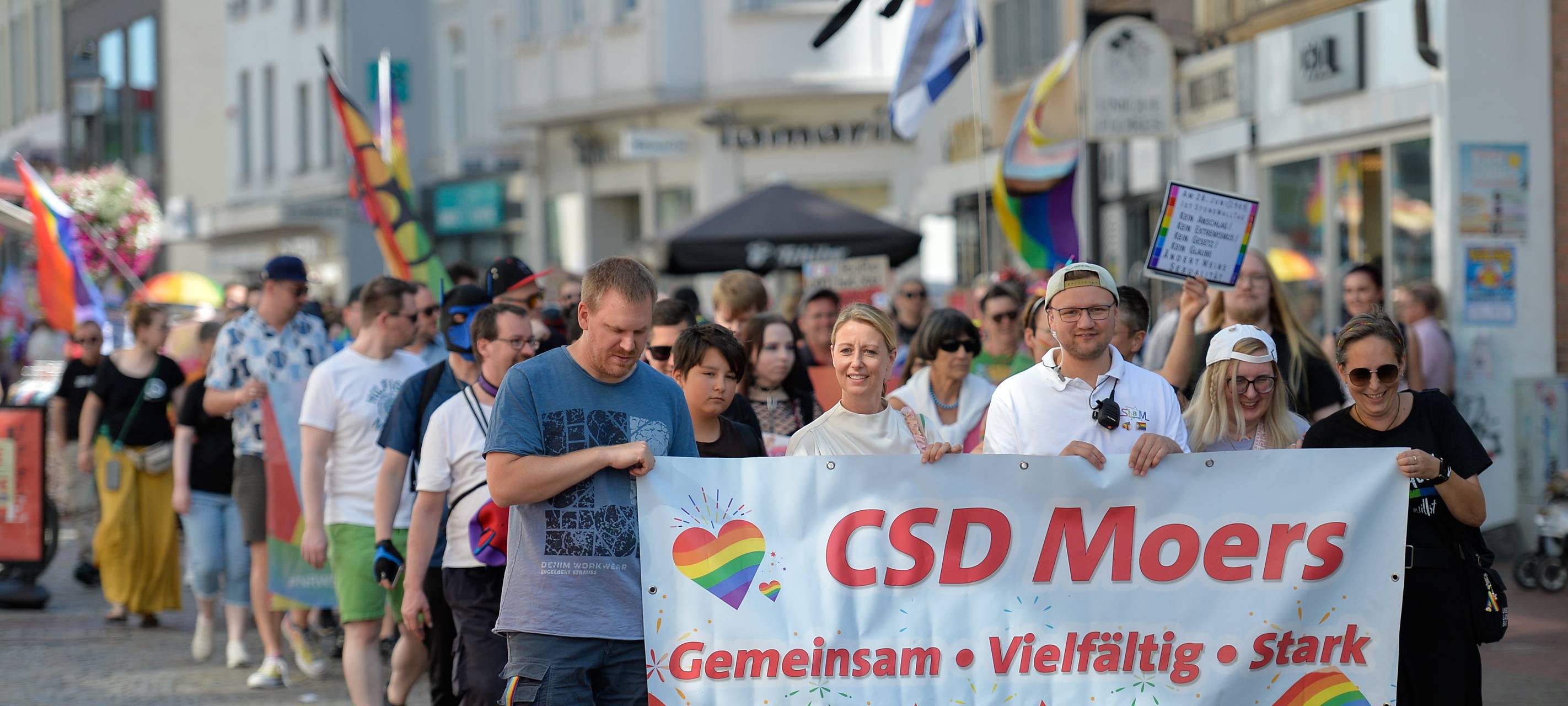 Rekordbeteiligung beim CSD - 450 Menschen feiern in Moers