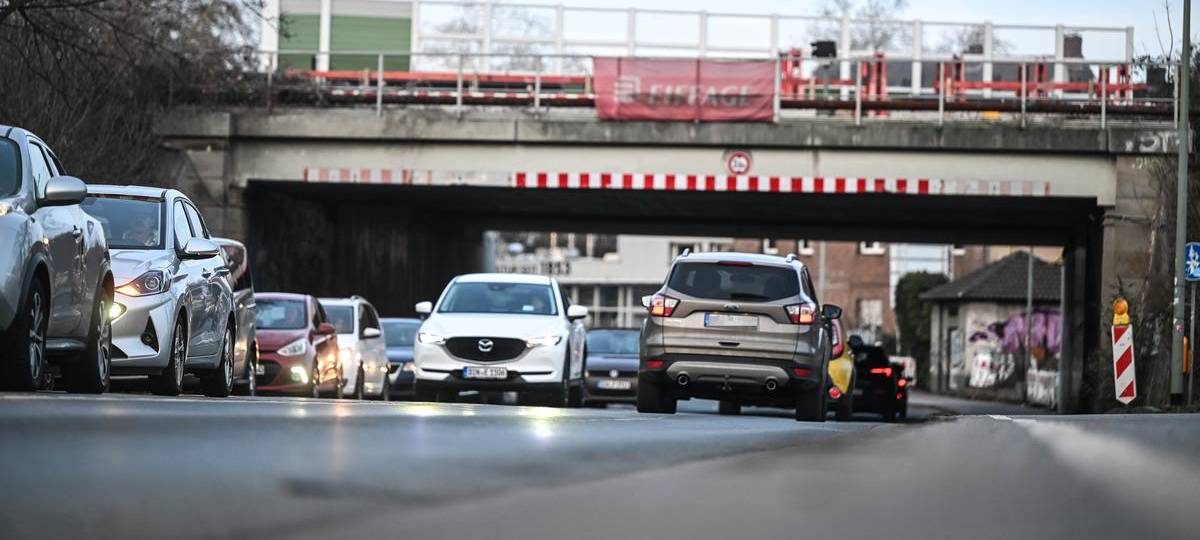 B8 in Dinslaken auf Höhe der Bahnunterführung gesperrt