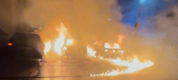 Mehrere Autos in Kamp-Lintfort abgebrannt - Wohnhaus geräumt