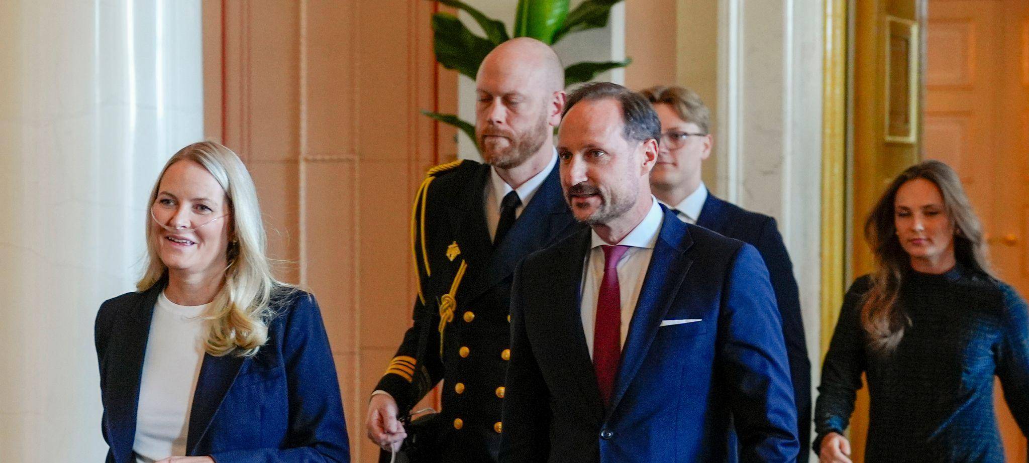 Mette-Marit mit Sauerstoffgerät bei offiziellem Termin