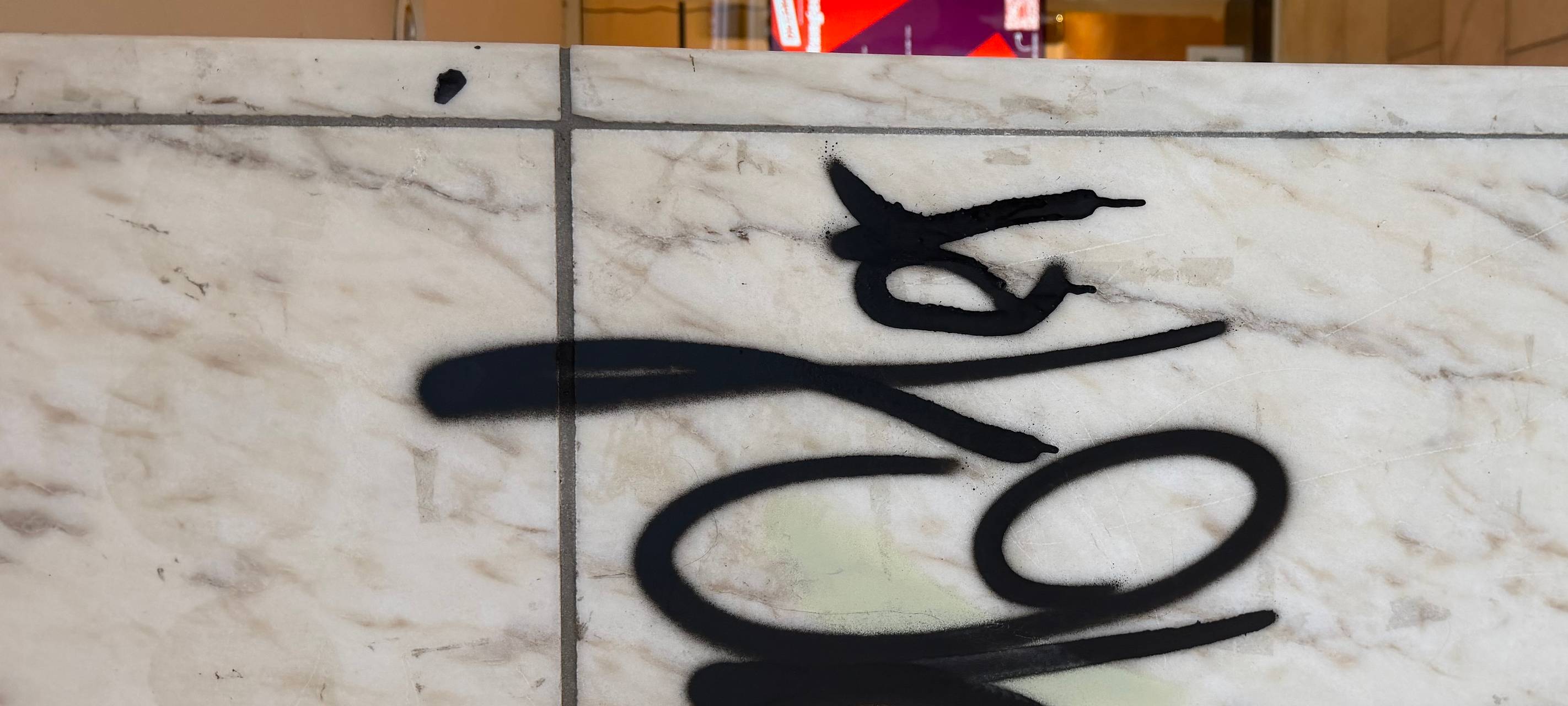 Schmierereien am Büro der Linken in Dinslaken