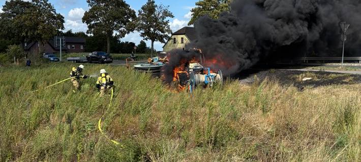Der Traktor brannte komplett aus