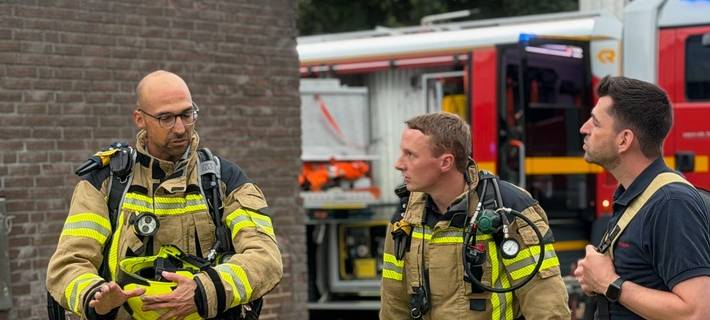 Feuerwehr Alpen Übung Veen Bürgermeister Ludger Staymann nach der Übung im Gespräch mit Lukas Hegmann und dem stellvertretenden Leiter der Feuerwehr Alpen Marco Giesen