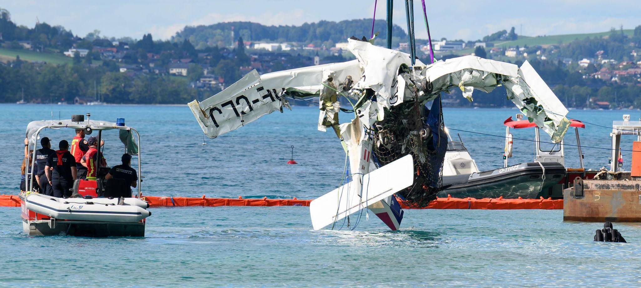 Absturz in den Attersee: Flugzeug aus der Tiefe gehoben