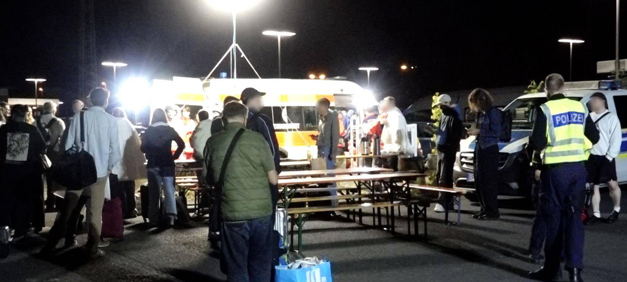 ICE fährt mit offener Tür
