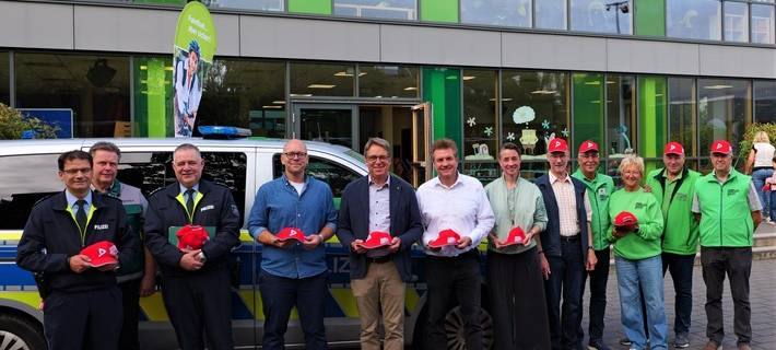 Bürgermeister Simon Panke (4.v.l.) und Kreisdirektor Ralf Berensmeier (5.v.l.) zusammen mit Unterstützern von der Polizei und der Kreisverkehrswacht