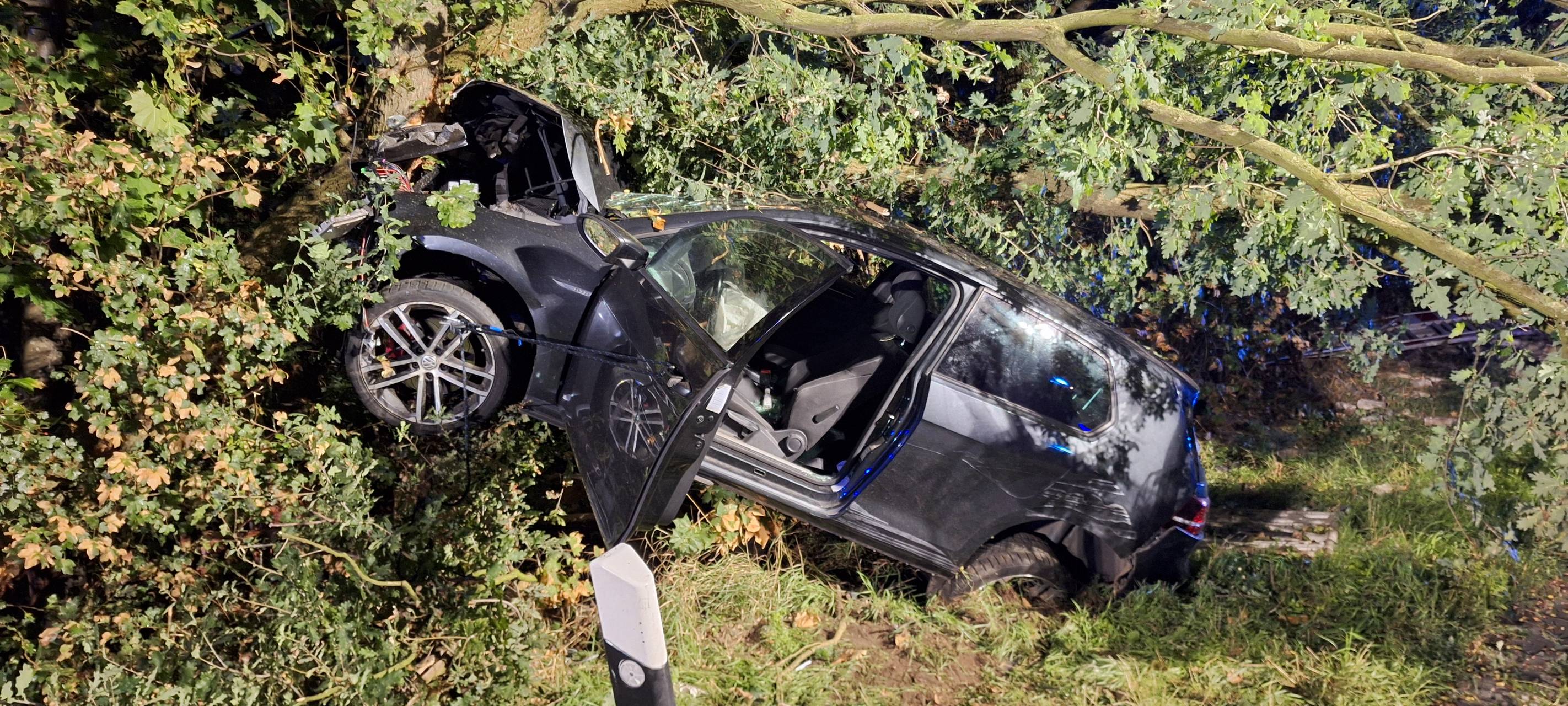 Schwerer Unfall: Auto prallt frontal gegen Baum in Voerde