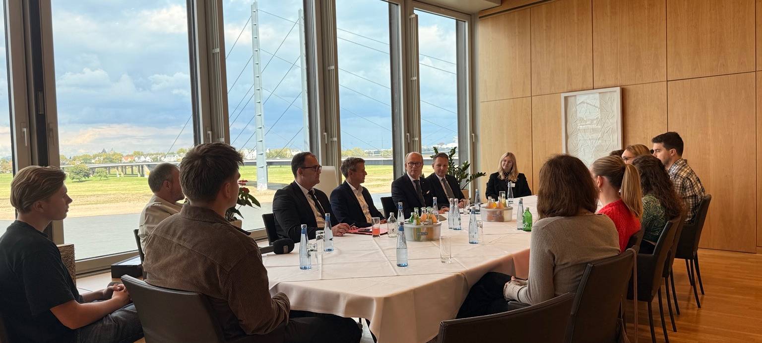 Demokratie hautnah: Unsere Volos zu Gast im Landtag NRW