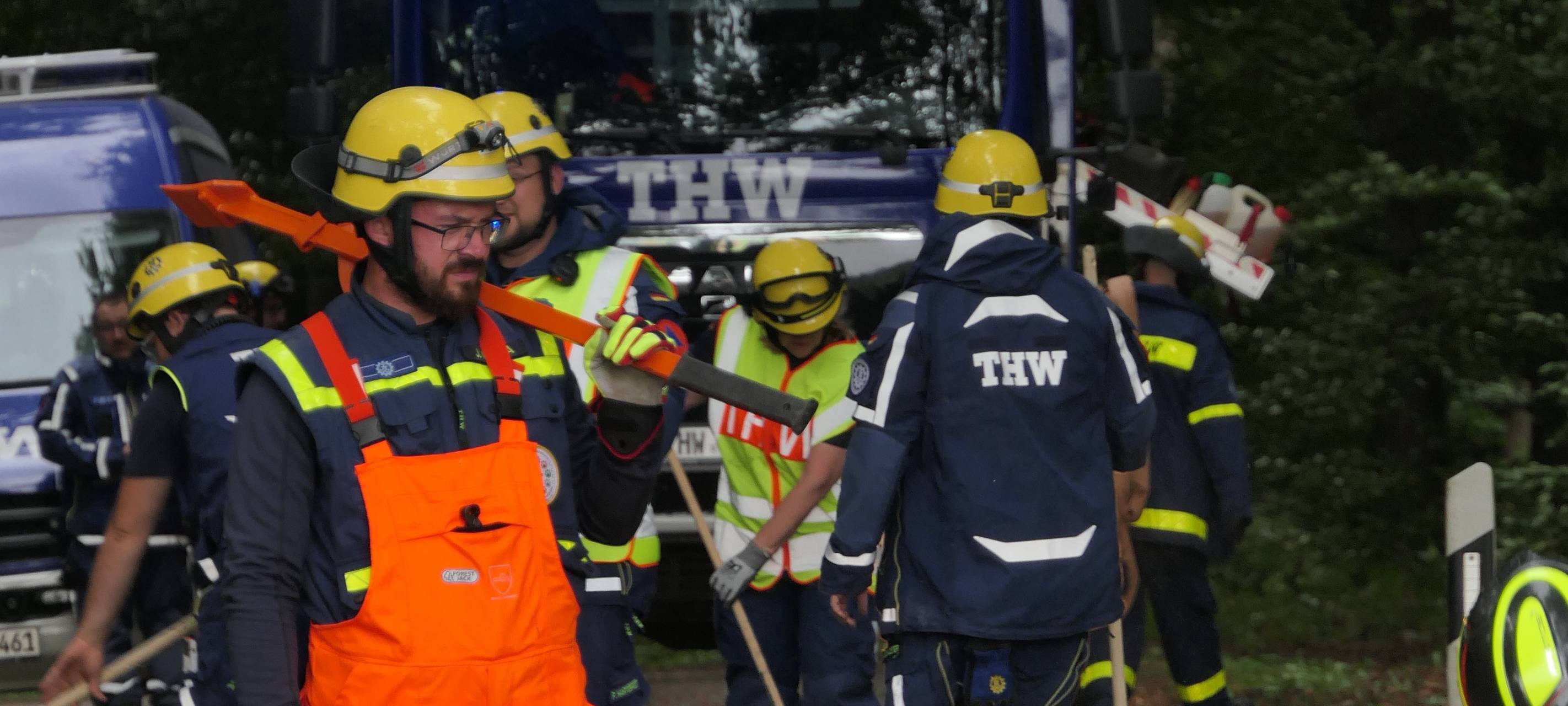 THW sprengt vier Bäume im Tüschenwald in Sonsbeck