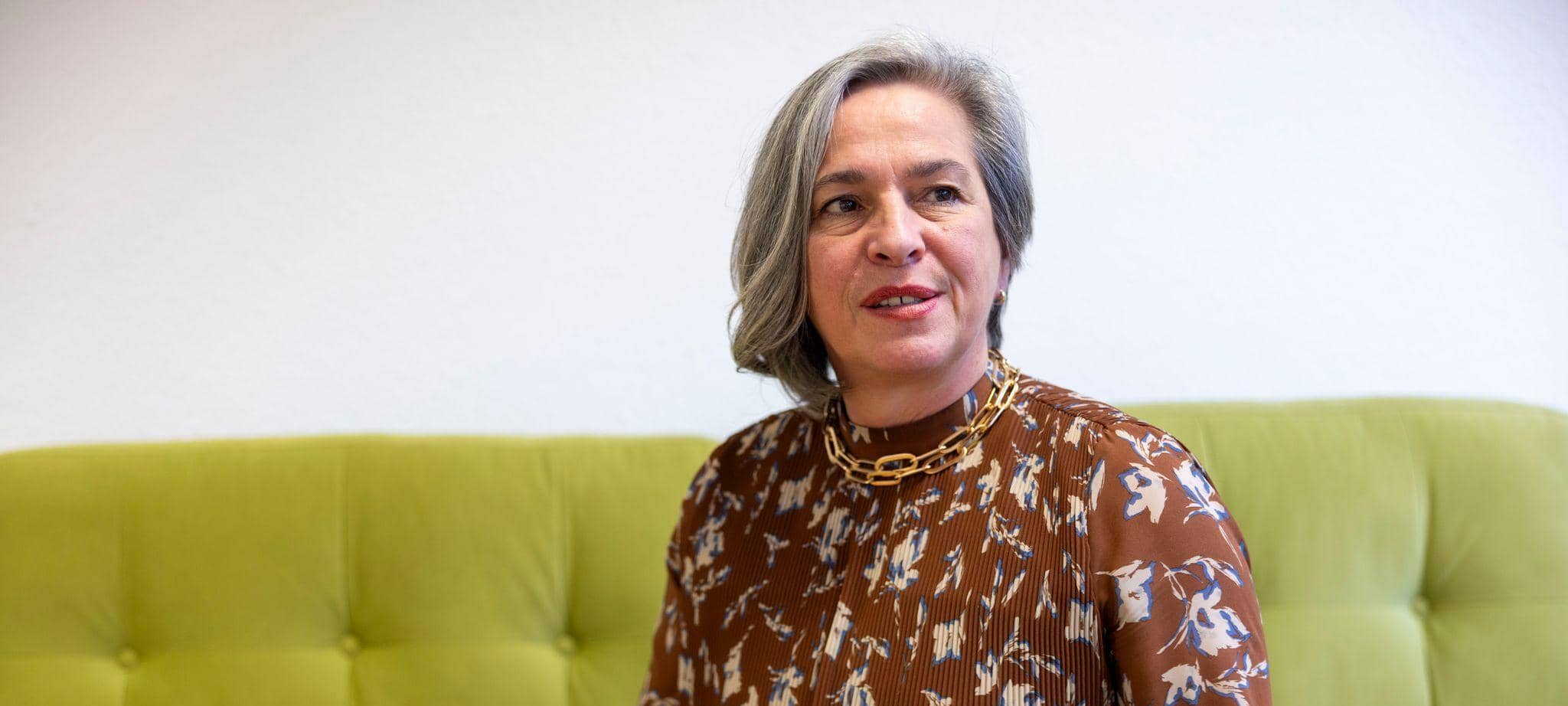 Grünes Sofa mit Barbara Richstein vom Weißen Ring