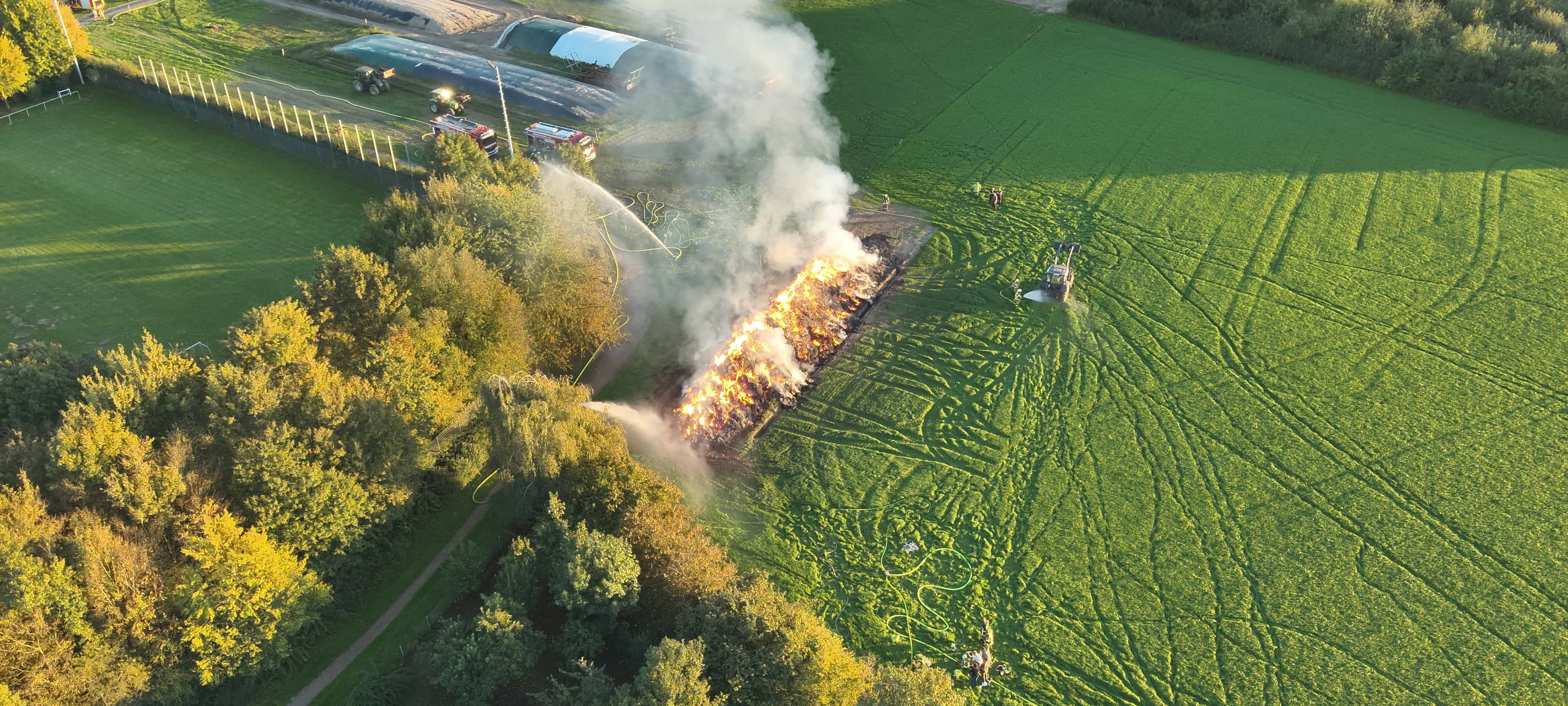 Feuerwehr löscht brennende Strohballen in Voerde