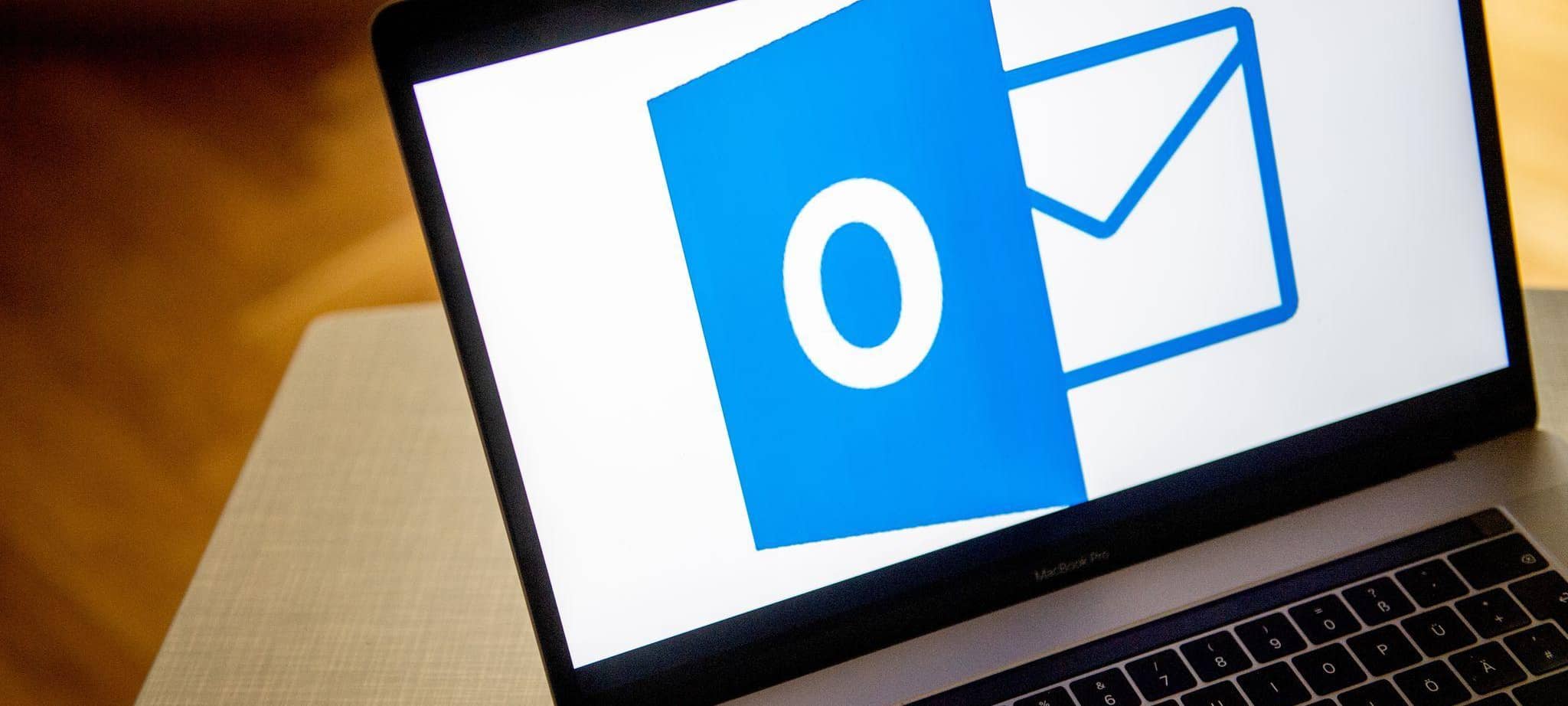 Ein Laptop mit dem Logo von Outlook