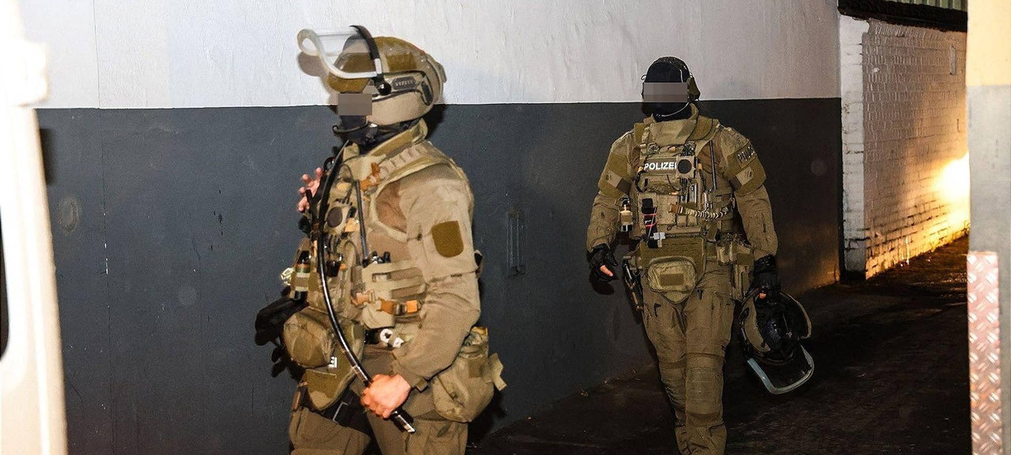 Drei Festnahmen nach nachrichtendienstlichen Hinweis