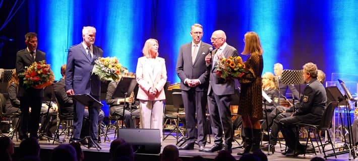 Foto Polizei. Dank und Blumen für die Mitwirkenden
