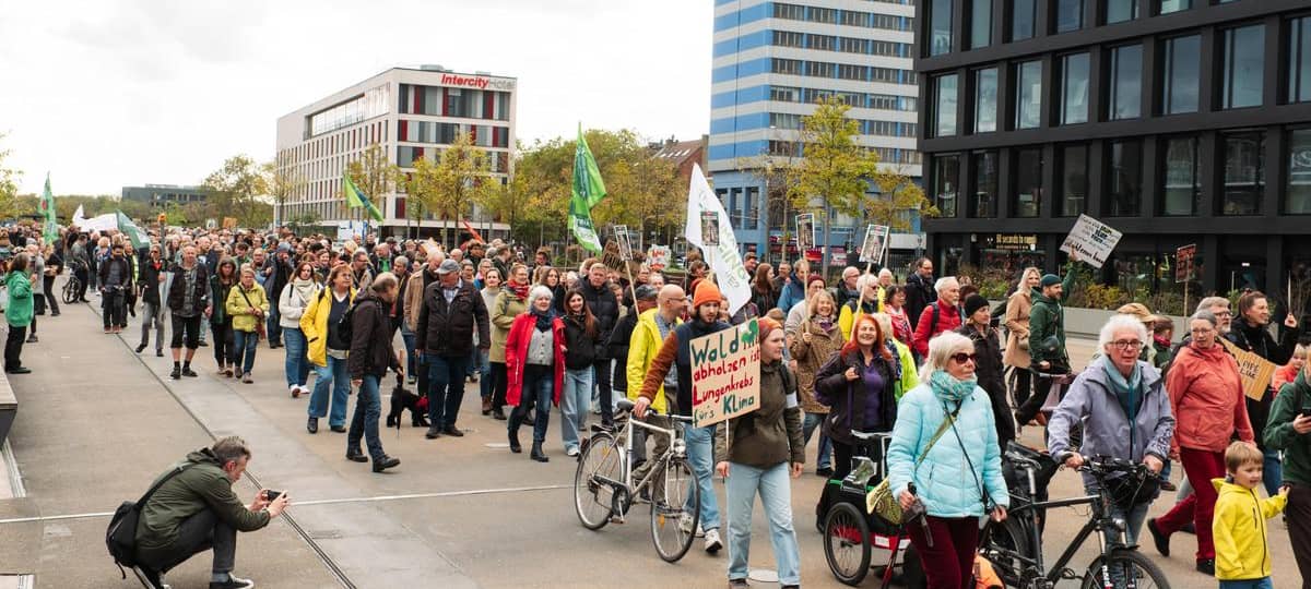 Über 1000 Menschen bei Demo gegen CO2-Pipeline in Duisburg