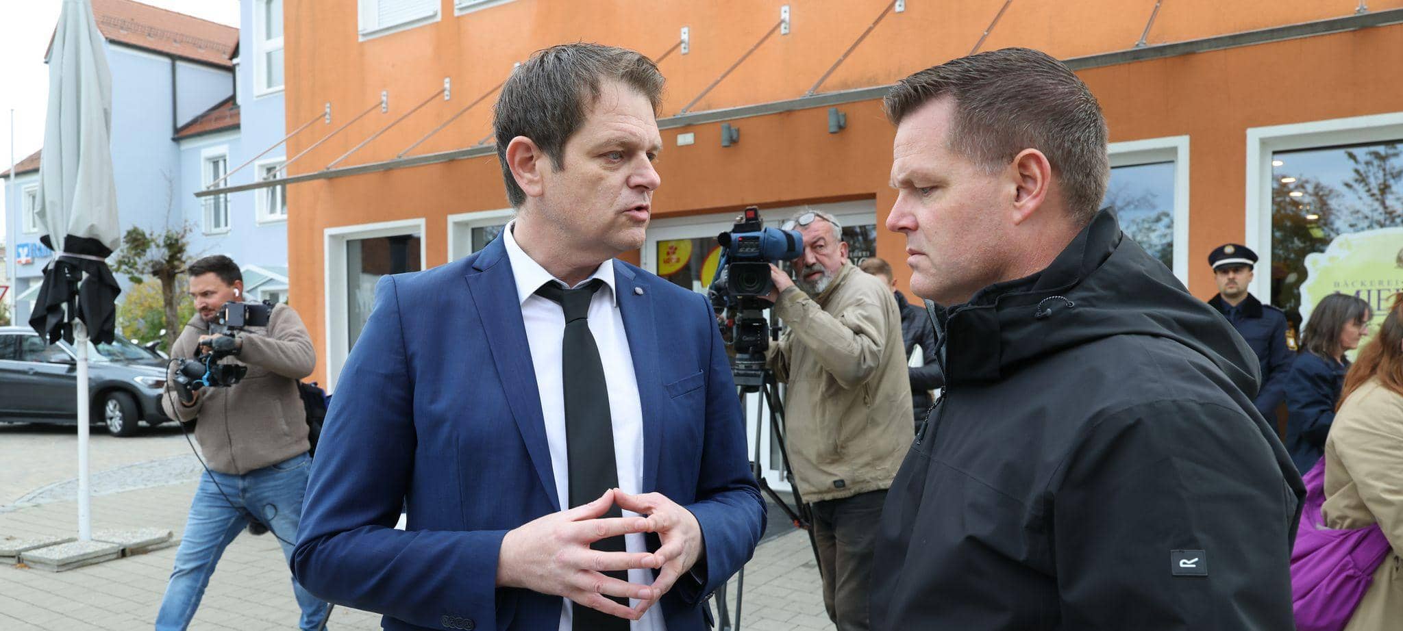 Zwei Behördenmitarbeiter bei Waffenkontrolle erschossen