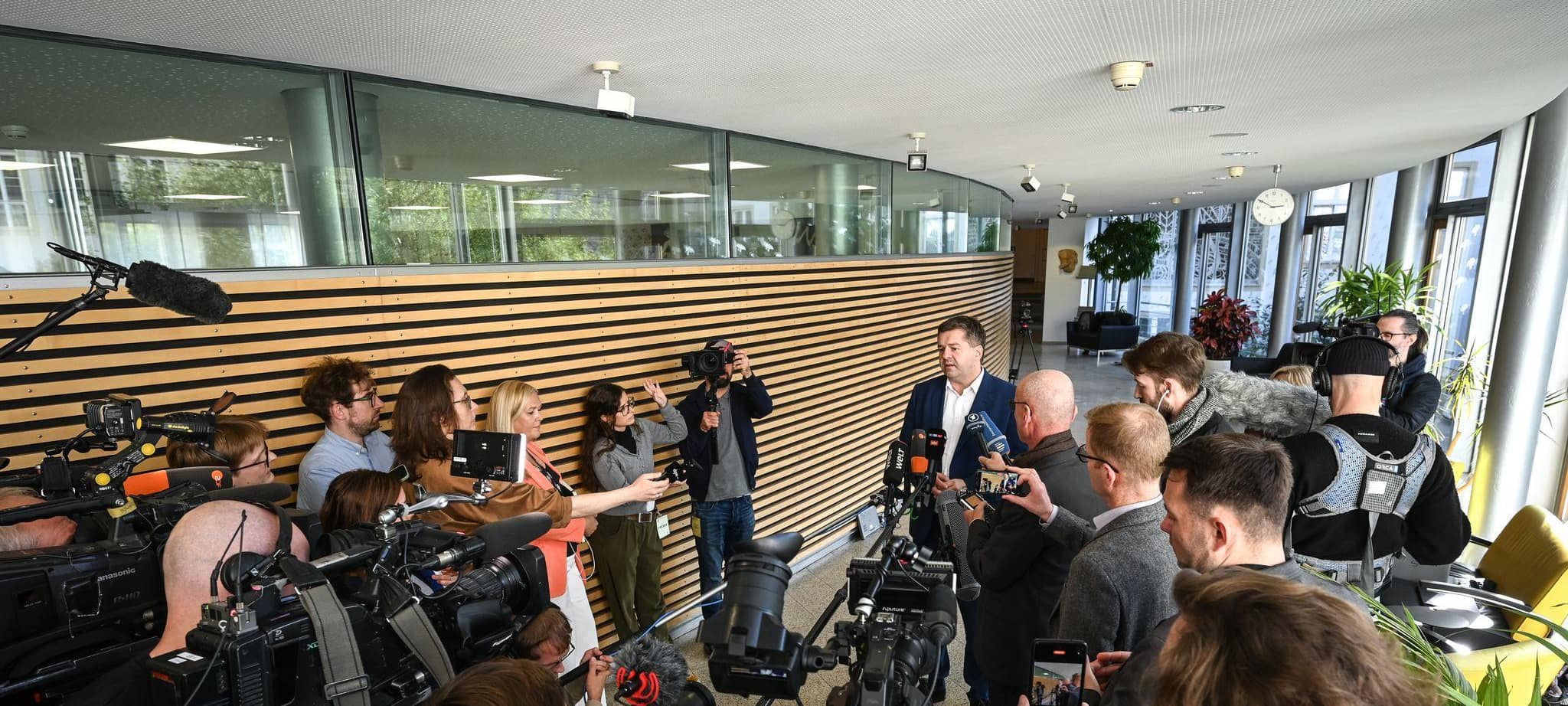 Sven Schulze spricht nach CDU-Fraktionsversammlung vor der Presse
