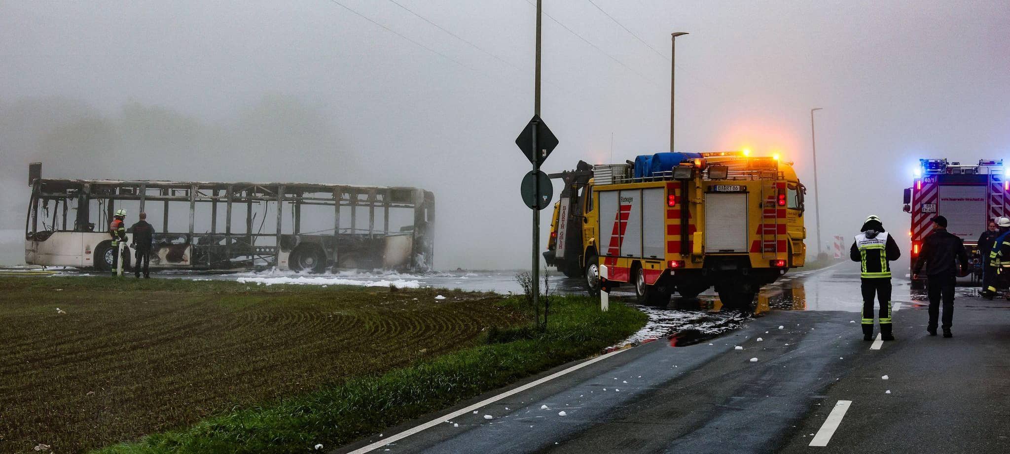Vollbrand eines Busses - Mehr als 30 Menschen evakuiert