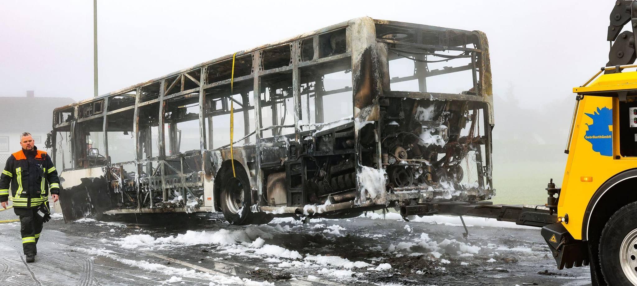 Vollbrand eines Busses - Mehr als 30 Menschen evakuiert