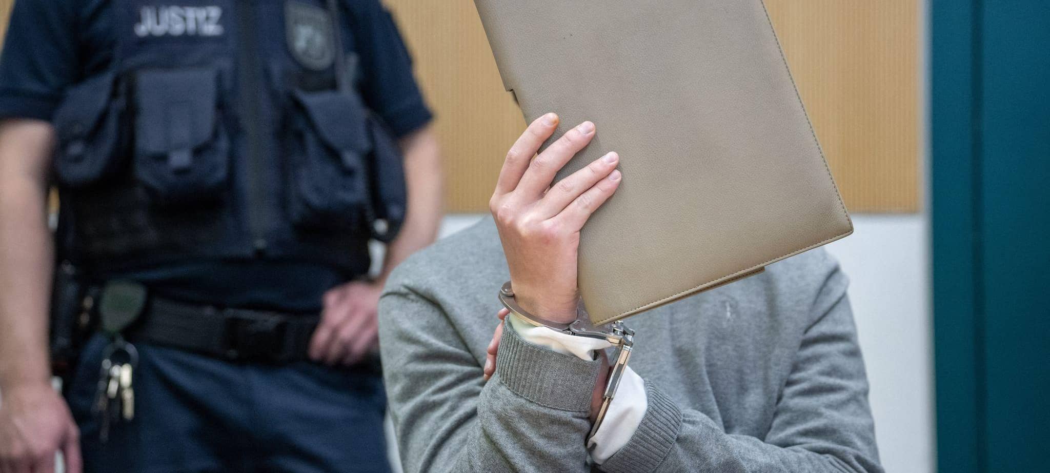 Prozessbeginn - 19-Jähriger wegen Mord und Totschlag angeklagt