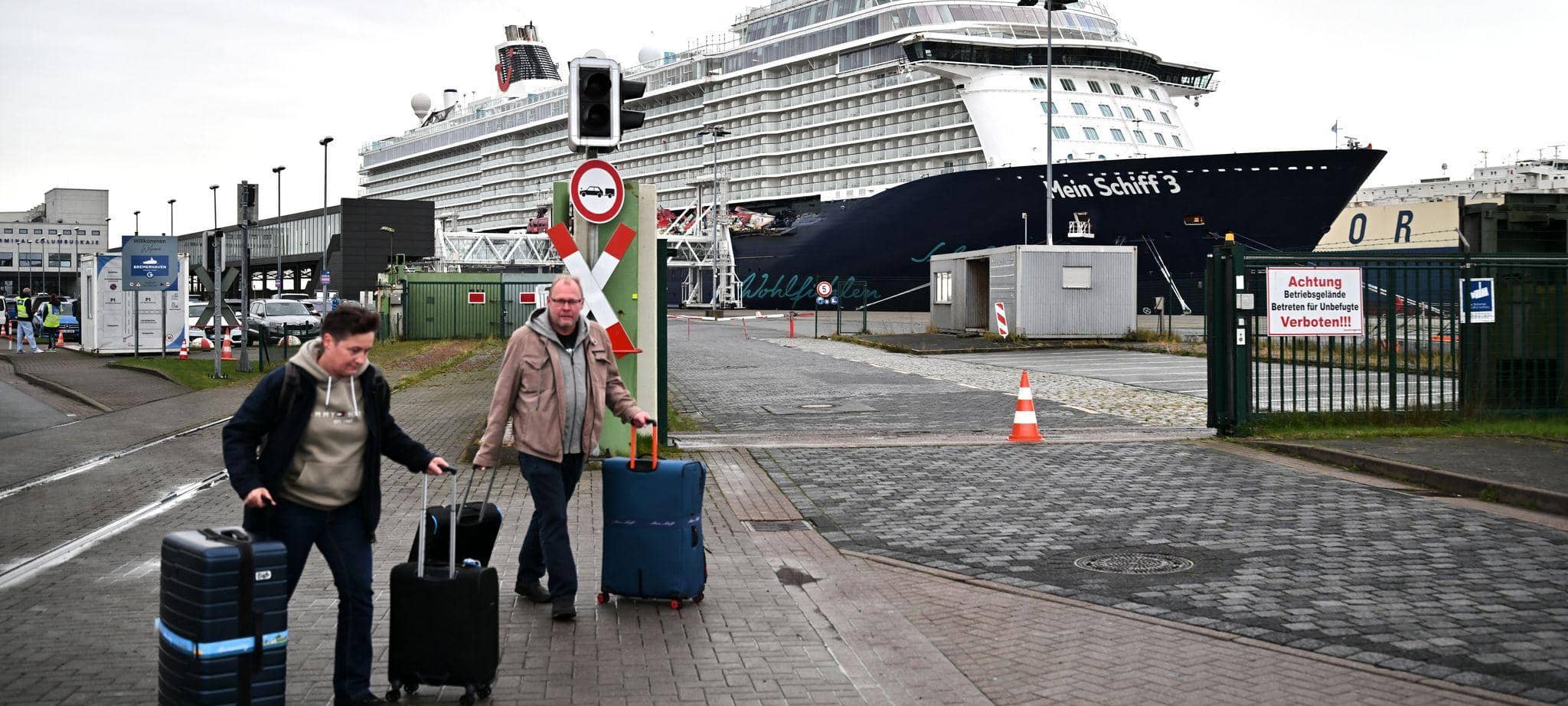 Kreuzfahrtschiff stößt mit Containerschiffen zusammen