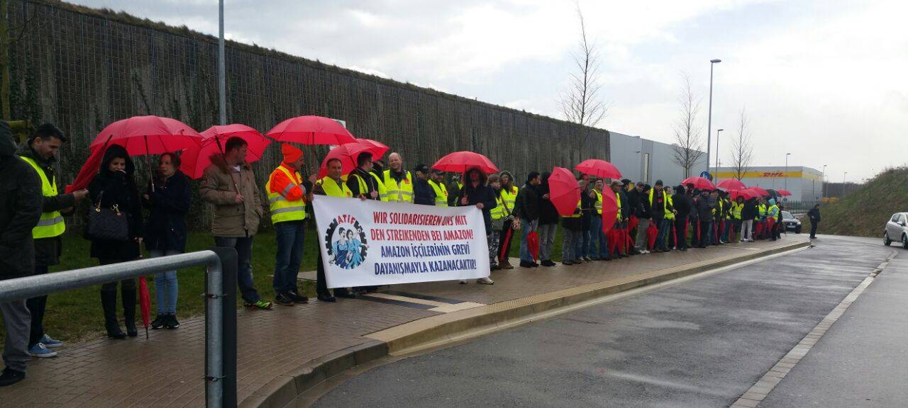 Streik bei Amazon - Verdi Menschenkette