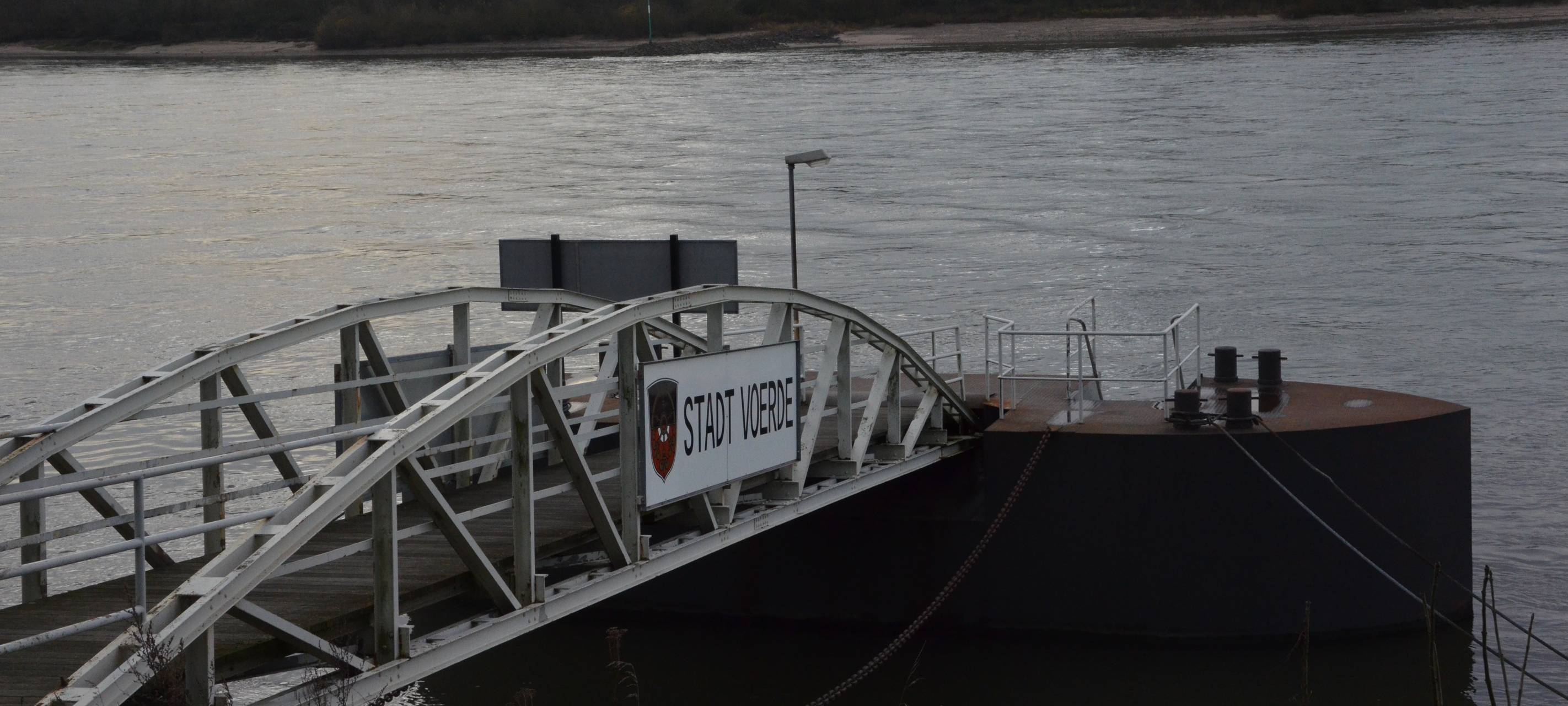 Steg / Anlegestelle in Götterswickerhamm am Rhein, Aufschrift "Stadt Voerde"