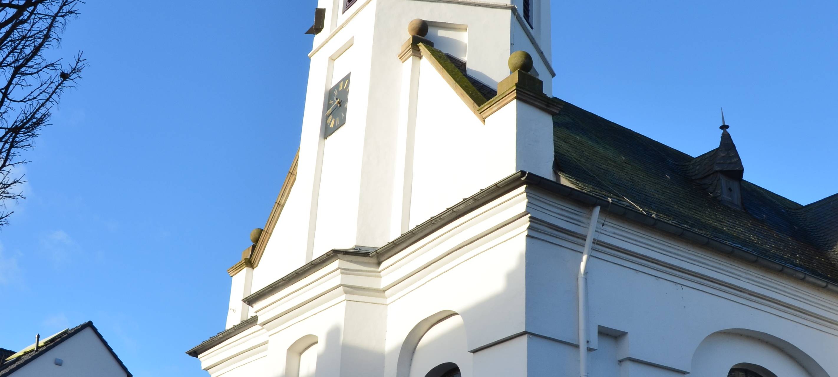 Frontansicht der Evangelischen Kirche Alpen