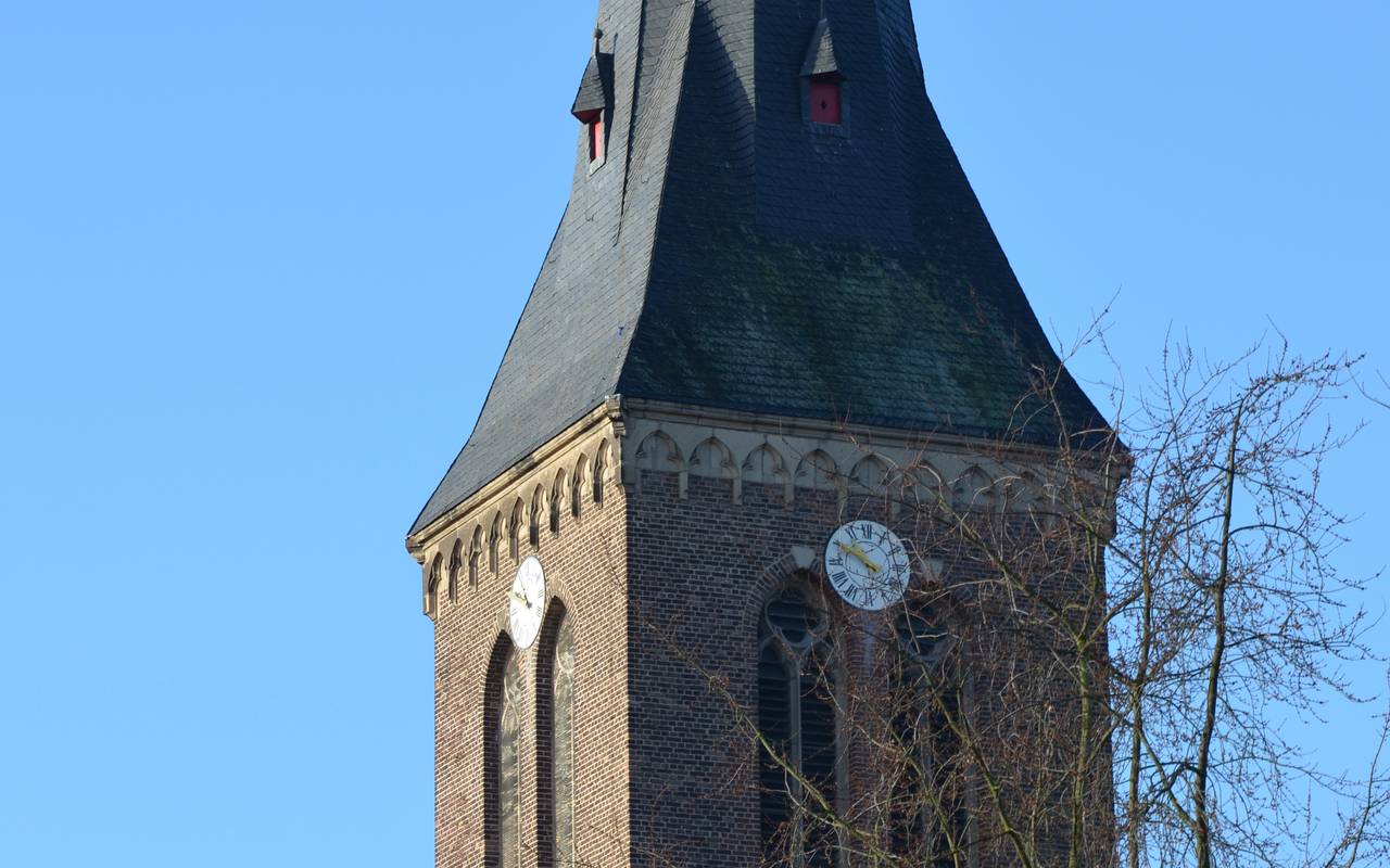 Turm der Kirche der Katholischen Gemeinde St.Ulrich. Gebäude ist denkmalgeschützt.