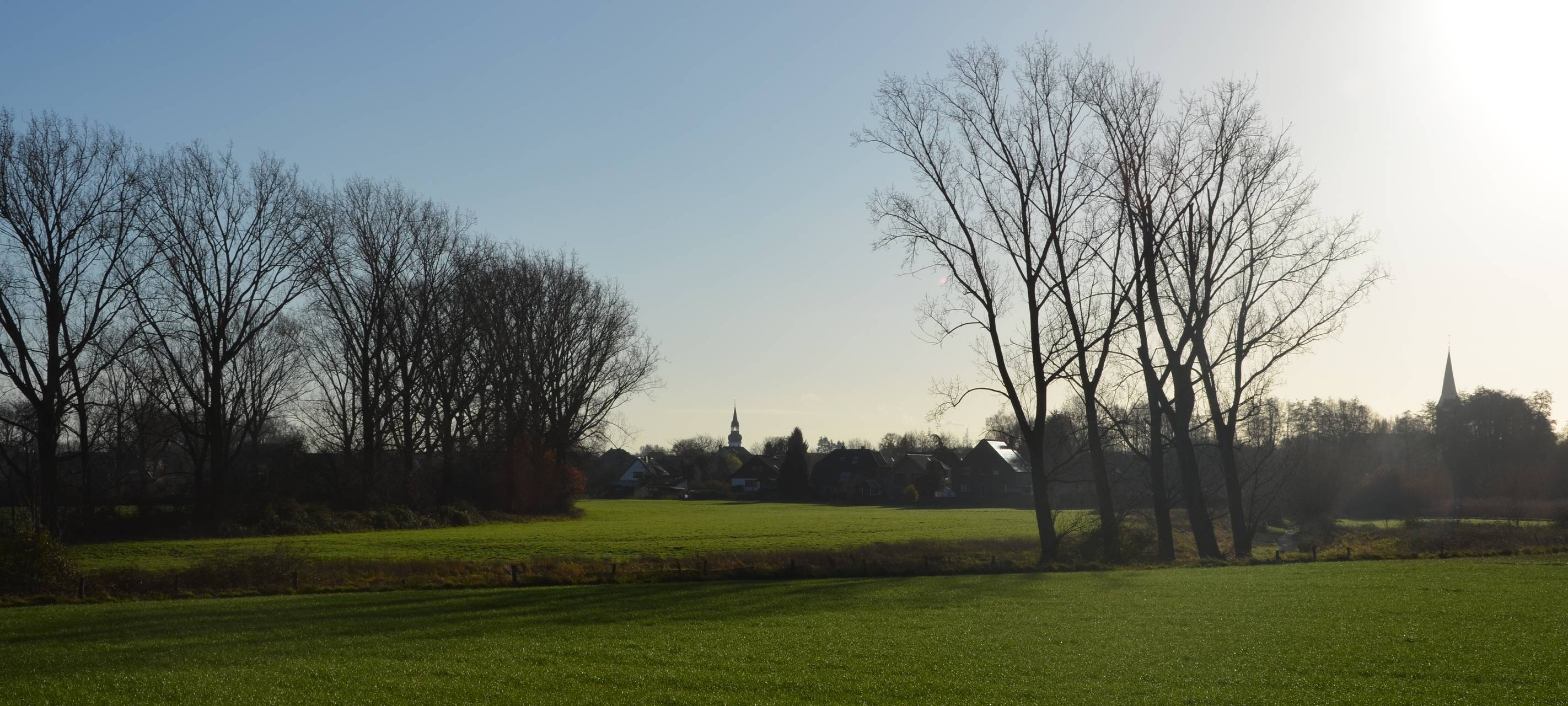 Felder und Natur, im Hintergrund die Gemeinde Alpen
