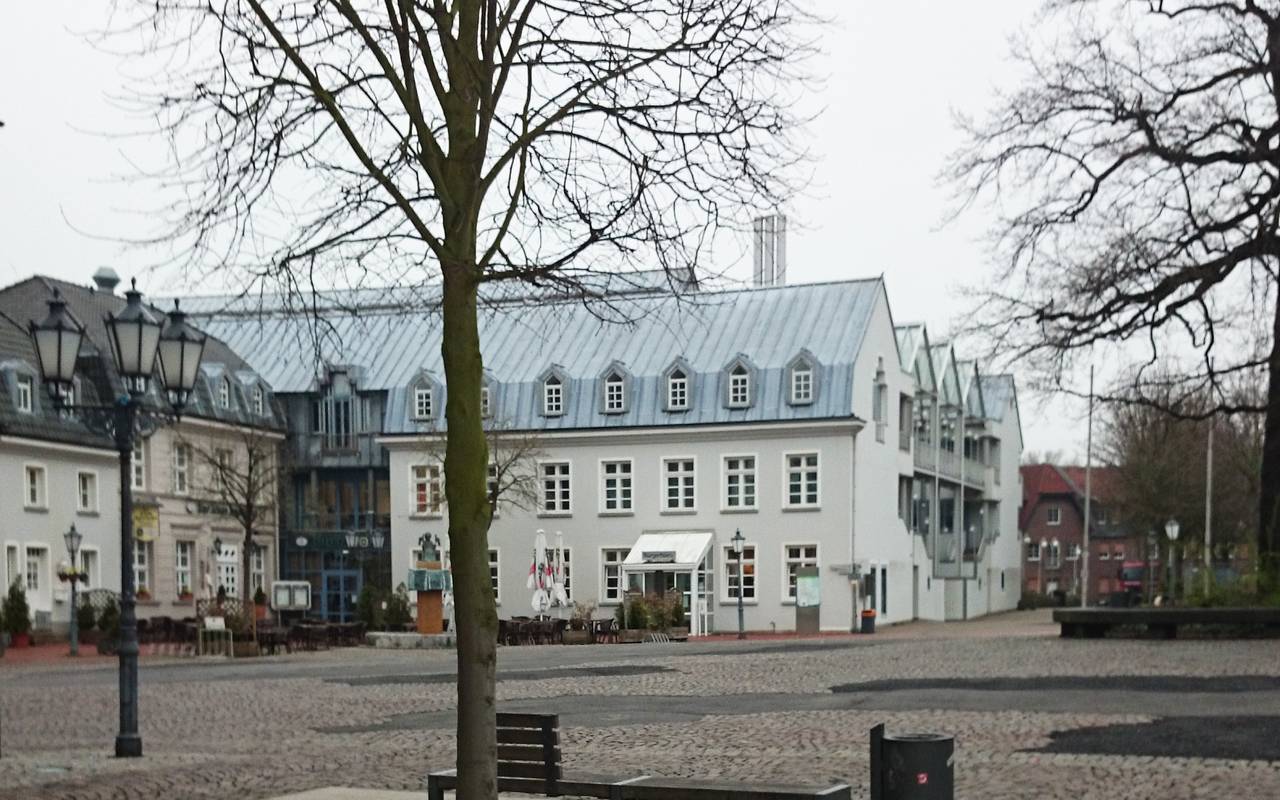 Der Rheinberger Marktplatz mit der Ecke Alte Apotheke/Bürgerbüro/Rathaus.