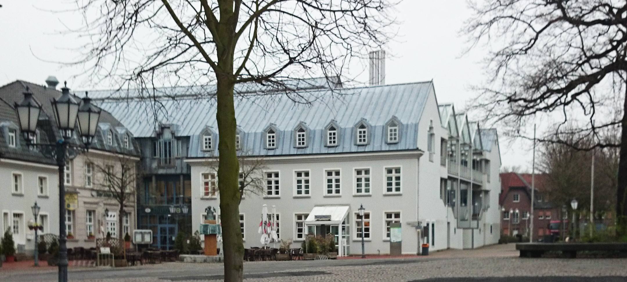 Der Rheinberger Marktplatz mit der Ecke Alte Apotheke/Bürgerbüro/Rathaus.