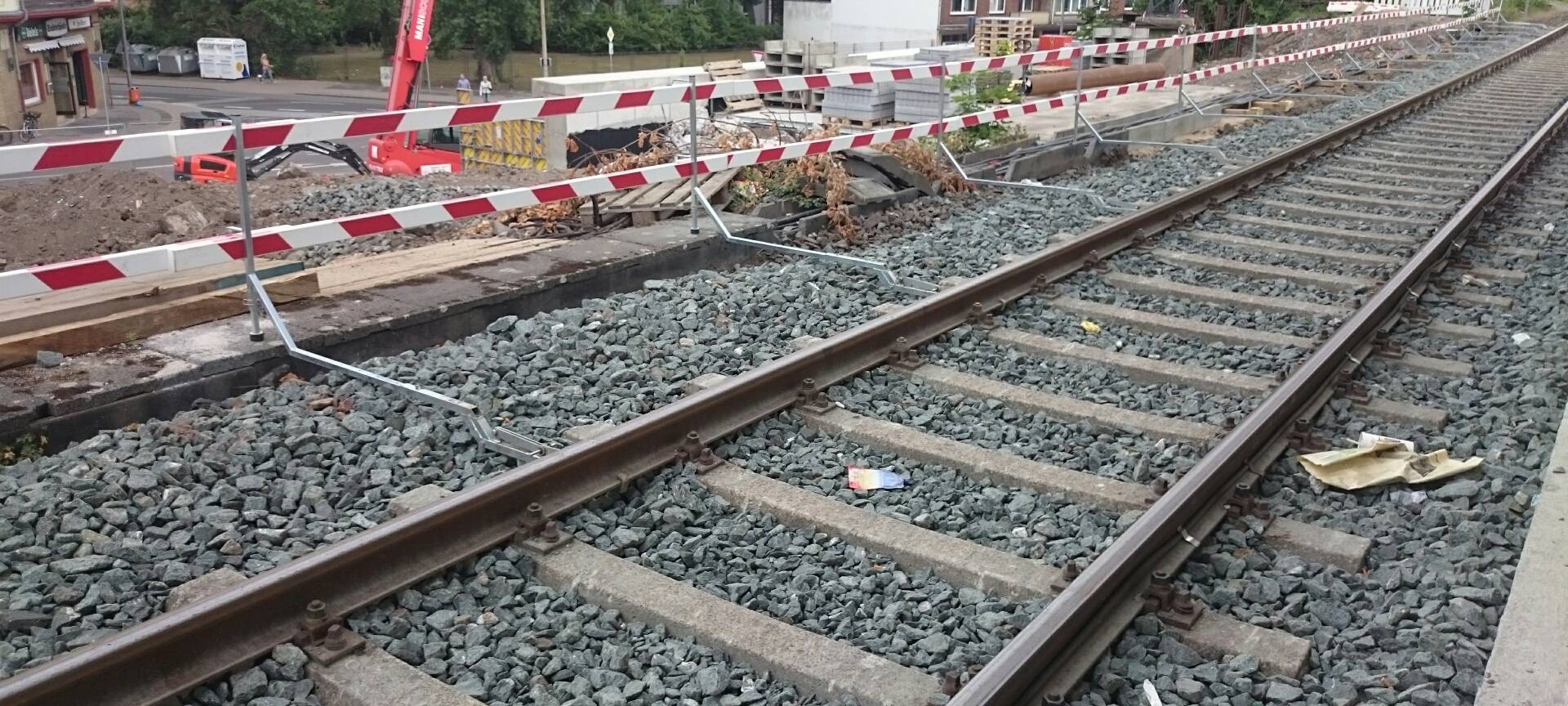 Am Bahnhof ist ein Gleis wegen Bauarbeiten gesperrt.