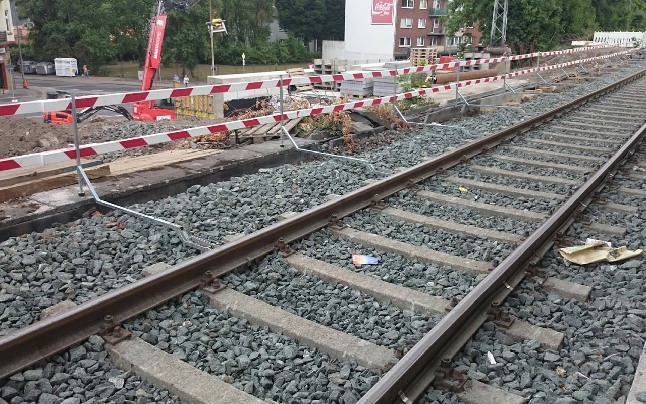 Am Bahnhof ist ein Gleis wegen Bauarbeiten gesperrt.