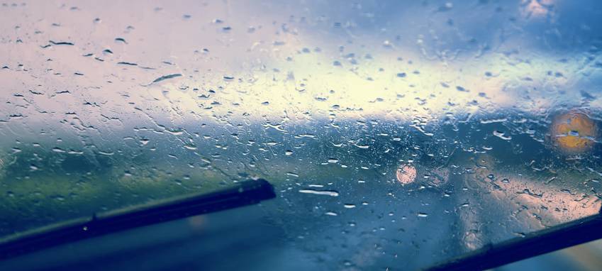 84-Jährige stürzt mit Rad auf nasser Fahrbahn in Wesel