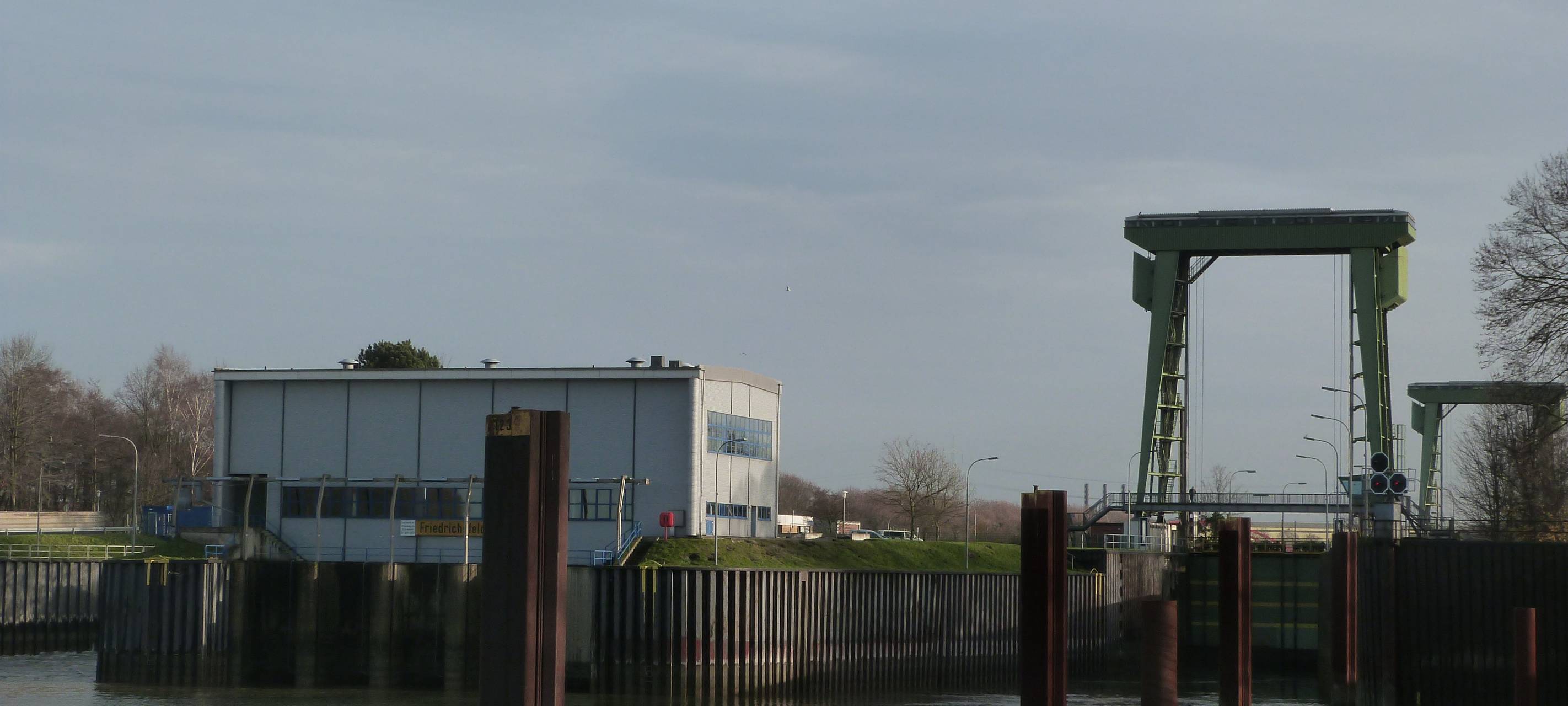 Schleuse in Voerde, Spellen