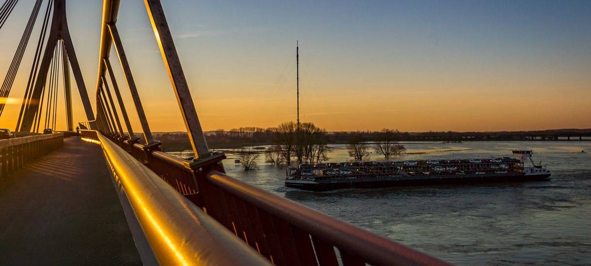 Die Weseler Niederrheinbrücke bei Dämmerung.