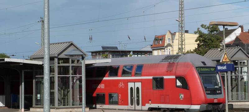 RE5 steht am Gleis im Weseler Bahnhof.