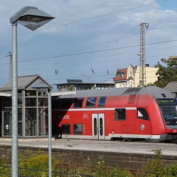 RE5 steht am Gleis im Weseler Bahnhof.