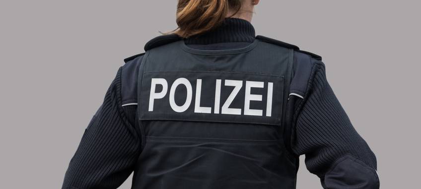Frauen in Duisburg geben sich als falsche Polizistinnen aus