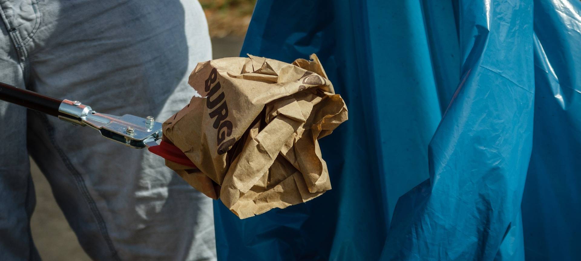 Xantener Jugendliche räumen am Rhein auf