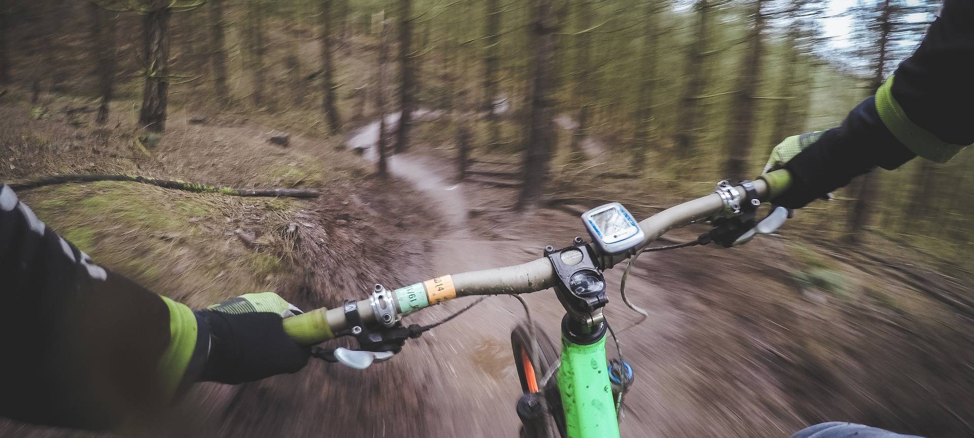 Neue Mountainbike-Strecke in Alpen im Frühjahr fertig