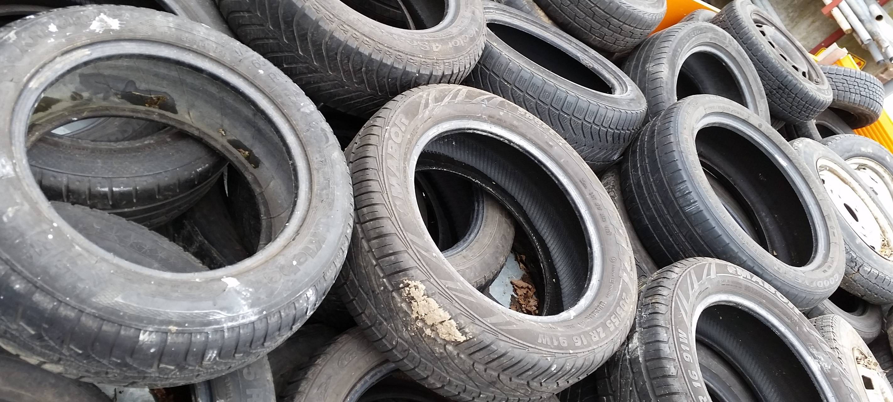 Illegal entsorgte Reifen in Alpen