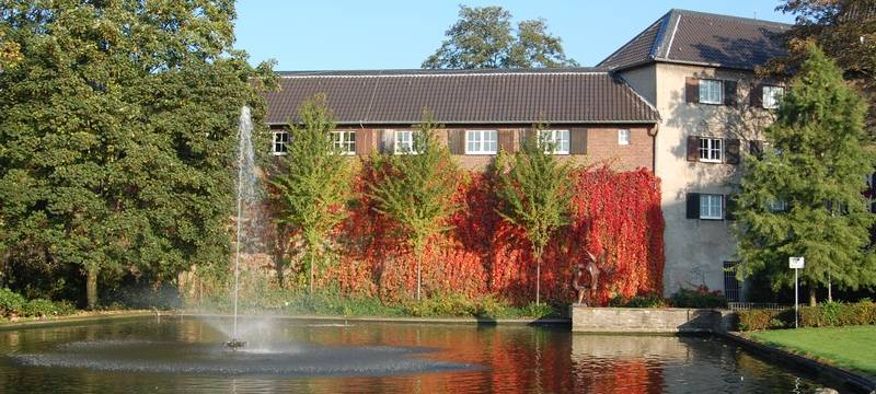 Rathaus in Dinslaken mit Park und Teich